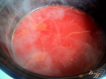 Густой томатный сок влить в кастрюлю. Поставить на медленный огонь и довести до кипения. Тушить его 30-60 минут.