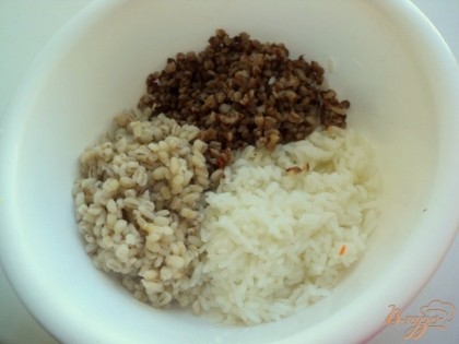 Для начинки отварить предварительно до полуготовности рис, гречку и перловку.