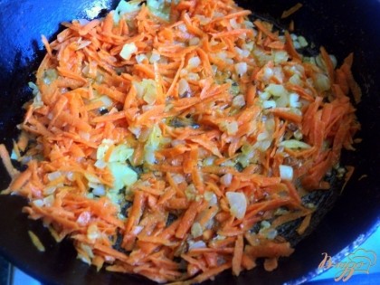 Лук мелко порезать, морковку натереть на терке. Пассировать на растительном масле лук до прозрачности, добавить моркови и пассировать все вместе еще 3-5 минут.