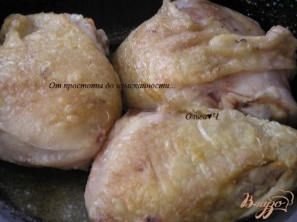 Тем временем куриные бедра посыпать солью и перцем и слегка обжарить на растительном масле.