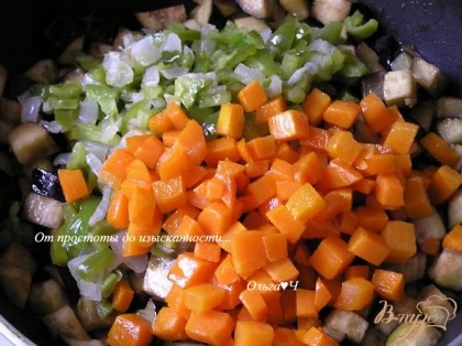 Отдельно обжарить морковь, добавить к овощам.