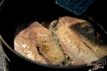 Филе рыбы посолить и поперчить. На сковороде разогреть сливочное и оливковое масло. Добавить филе тилапии и обжаривать по 3 мин. сторона.