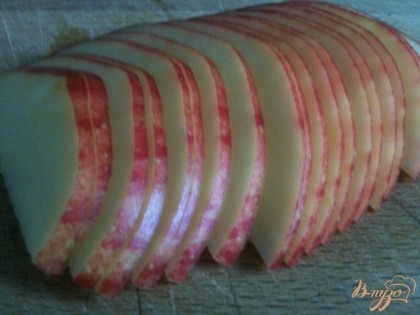 Половинку яблока нарезать на тонкие ломтики.