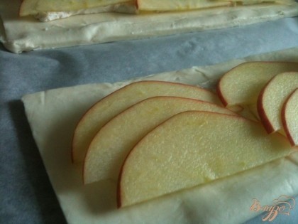 Затем выложить тонкие дольки яблок.