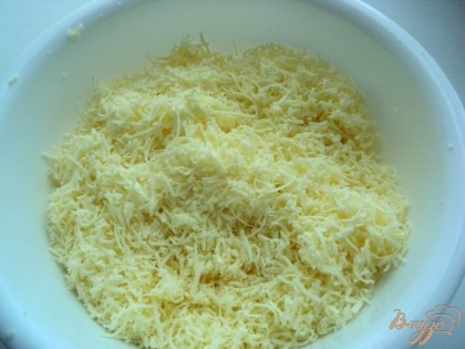 Брынзу и адыгейский сыр натереть на мелкой терке. В желатин добавить 60 мл холодной воды, дать набухнуть и затем распустить его на водяной бане.