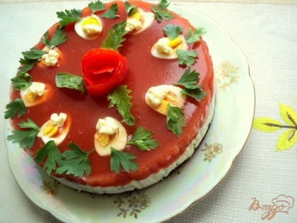 Украсить закусочный торт листиками петрушки и базилика, розочкой из помидора.
