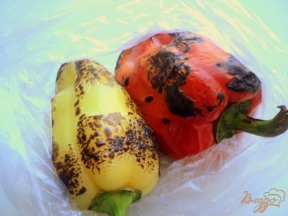 Перец обжечь на пламени плиты до черноты, положить на 10-15 минут в пластиковый пакетик, затем снять кожицу и удалить семена.