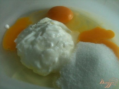 Яйца, сахар , щепотка соли и йогурт размешать венчиком.