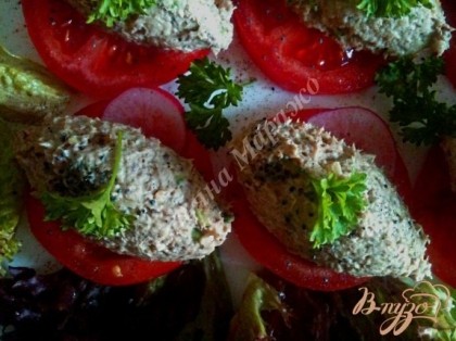 На большую тарелку разложить салатные листья и кружочки томата с приготовленной пастой.Украсить по вкусу.