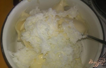 В глубокой миске смешиваем белок, плавленый сыр (у меня в баночке) и майонез до однородности.