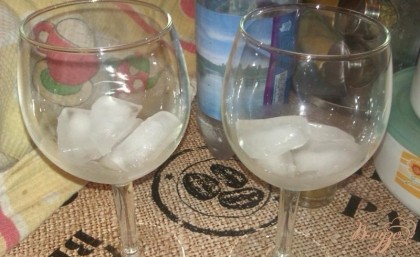В бокалы (у меня довольно вместительные - для красного вина) кладем пищевой лед, при желании который можно измельчить. Правда, чем крупнее кубики льда, тем дольше напиток будет холодным.