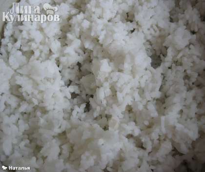 Промытый рис варить примерно 10 минут. После этого воду слить.