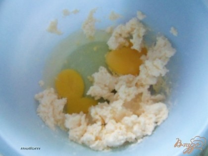 Размягченное масло взбить с сахаром. Продолжая взбивать ввести яйца.