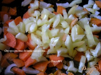 На растительном масле обжарить нарезанные лук и морковь, добавить сладкий перец, продолжая обжаривать.