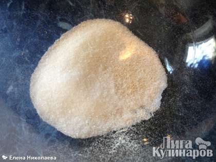 Приготовление этого домашнего хлеба очень простое, не требующее вымешивания.   Берем глубокую миску, насыпаем в нее сухие дрожжи, соль и сахар.