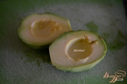 Очистим авокадо от кожуры и ядра. Порежем тонкими дольками.