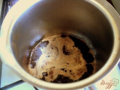 К 2 ч.ложкам хорошего молотого кофе добавить 100 мл воды и сварить крепкий кофе.