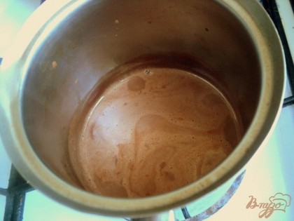 Какао смешать с сахаром и двумя ст.ложками молока, хорошо перемешать, долить остальное молоко, щепотку соли и на медленном огне довести до кипения, постоянно помешивая.