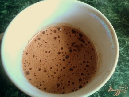 Горячее какао взбить миксером в пену и влить горячий кофе.