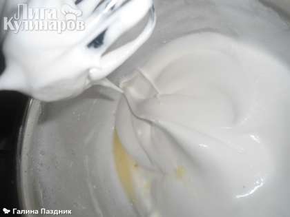 Готовим крем: взбиваем белки в крепкую пену, добавляем  оставшийся сахар.