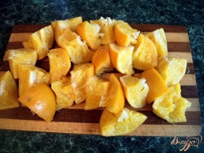 3 апельсина хорошо помыть щеткой, залить водой и варить 35-40 минут до мягкости. Слить воду, апельсины остудить. Разрезать на четвертинки, удалить семена.