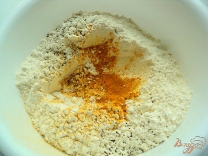 Муку смешать с солью, перцем и куркумой. По середине муки сделать углубление, добавить растительное масло и теплую воду, замесить гладкое тесто.