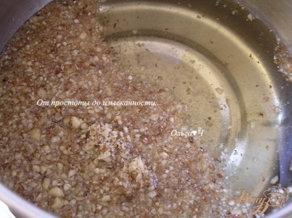 В воде растворить сахар и соль, добавить мятный сироп, влить растительное масло, перемешать. Всыпать измельченные орехи и хлопья, перемешать.