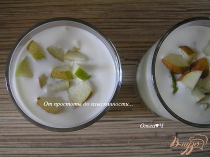 Готовый йогурт разложить по стаканам/чашкам. Добавить мелко нарезанные груши, полить мятным сиропом.