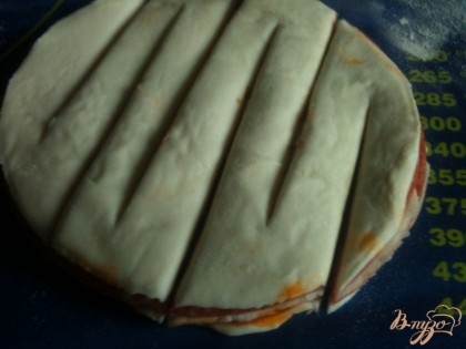 Получившийся бутерброд разрезать , как видно по фото.