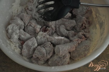 Муку скомбинировать с солью, выложить туда порезанное мясо,встряхнуть или хорошо перемешать.