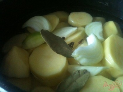 Картофель отварить до готовности с добавлением луковицы, лаврового листа и гвоздики.