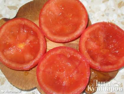 Помидоры помыть, разрезать на половинки. Внутренности из помидора вынуть ложкой.