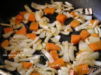 Приготовить начинку. На растительном масле обжарить нарезанный лук и морковь,