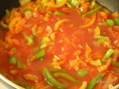 Залить томатным соком, посолить, поперчить, добавить нарезанный чеснок и лавровые листы, тушить 10 минут.