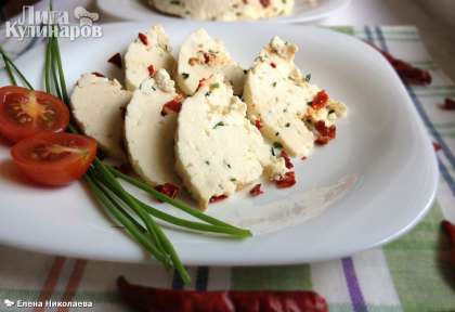 Спустя время сыр переворачиваем на тарелку, снимаем марлю  и все, можно есть)   Этот сыр можно порезать кубиками и замариновать в оливковом масле + бальзамическом уксусе, получается очень вкусно!