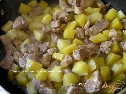 Нарезать картофель, добавить к мясу, готовить еще 15-20 минут.