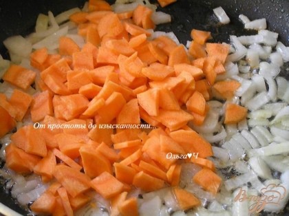 На том же масле обжарить нарезанный лук и морковь.
