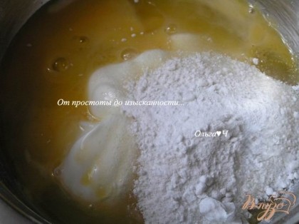 А пока приготовить заливку. Соединить сметану, сахар, яйцо, белок и ванилин.