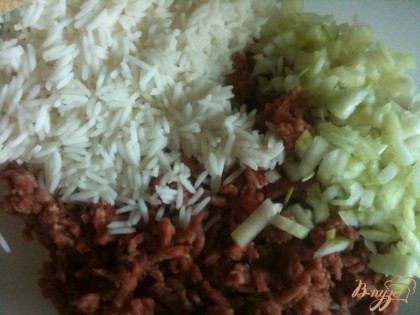 Рис отварить до полуготовности. Смешать говяжий фарш, рис и половину луковицы, нарезанную мелко.