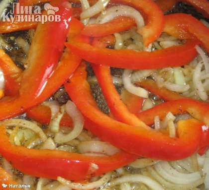 Добавить в сковороду масла и выложить лук с перцем и обжаривать овощи примерно 4-5 минут.