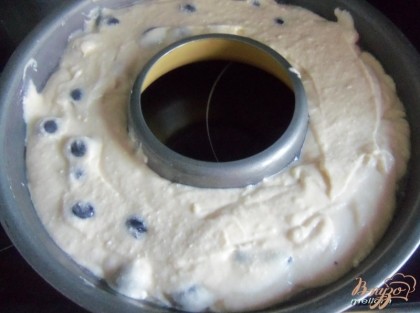 В смазанную маслом форму выложить тесто.