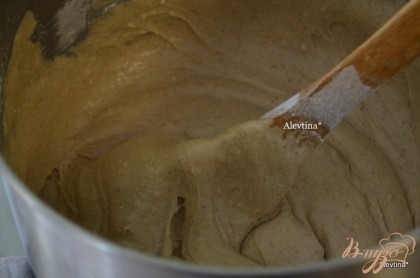 Просеять тортовую муку, пищевую соду и соль, добавить в масляную смесь, затем кефир. Перемешиваем все до гладкого состояния.