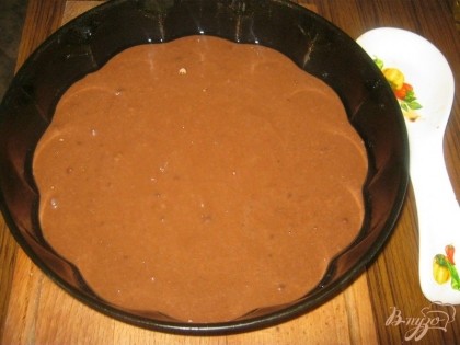 Тесто залить в форму для выпекания, смазанную маслом. Выпекать при 180 градусах примерно 25-30 мин. Чтобы шоколадный кекс не пригорел, можно поставить в духовку небольшую ёмкость с водой.