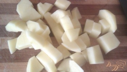Когда желудочки полностью готовы, очищаем картофель и режем его произвольными кусочками (кубиком, брусочками или соломкой). Закладываем к мясу.
