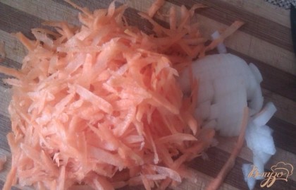 Очищенные морковь и лук измельчаем на крупной терке и мелким кубиком соответственно. Добавляем в суп.
