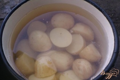 Меняем воду и ставим картофель вариться. После закипания подсаливаем по вкусу.