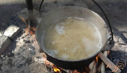 Когда спагетти уже практически готовы, убираем посуду с огня и аккуратно сливаем воду.