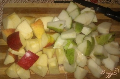 Яблоки и груши моем и нарезаем крупными кусочками, избавляя плоды от сердцевины и плодоножек. В ингредиентах я указала 2 яблока, но у меня одно, зато какое – около 500 граммов.