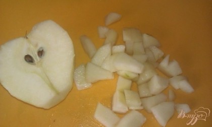 Зрелую грушу нужно избавить от кожуры и сердцевины, а затем измельчить аналогично остальным фруктам.