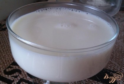 Готово! Остужаем желатиновую массу и смешиваем с ванильным молоком. Разливаем в креманки и ставим на холод. Для желирования нужно около часа. Украшаем молочно-ванильное желе и кушаем.